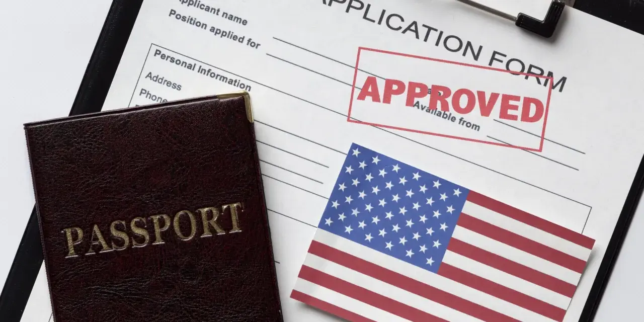 Paszport i formularz wizowy do USA z pieczątką "APPROVED". Marzenie o podróży do Ameryki staje się rzeczywistością!