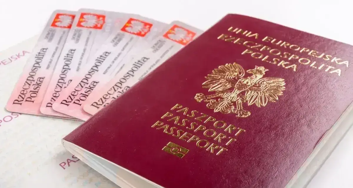 Polski paszport i kilka dowodów osobistych. Czy do Czech potrzebny jest paszport? W obrębie UE zazwyczaj wystarczy dowód.