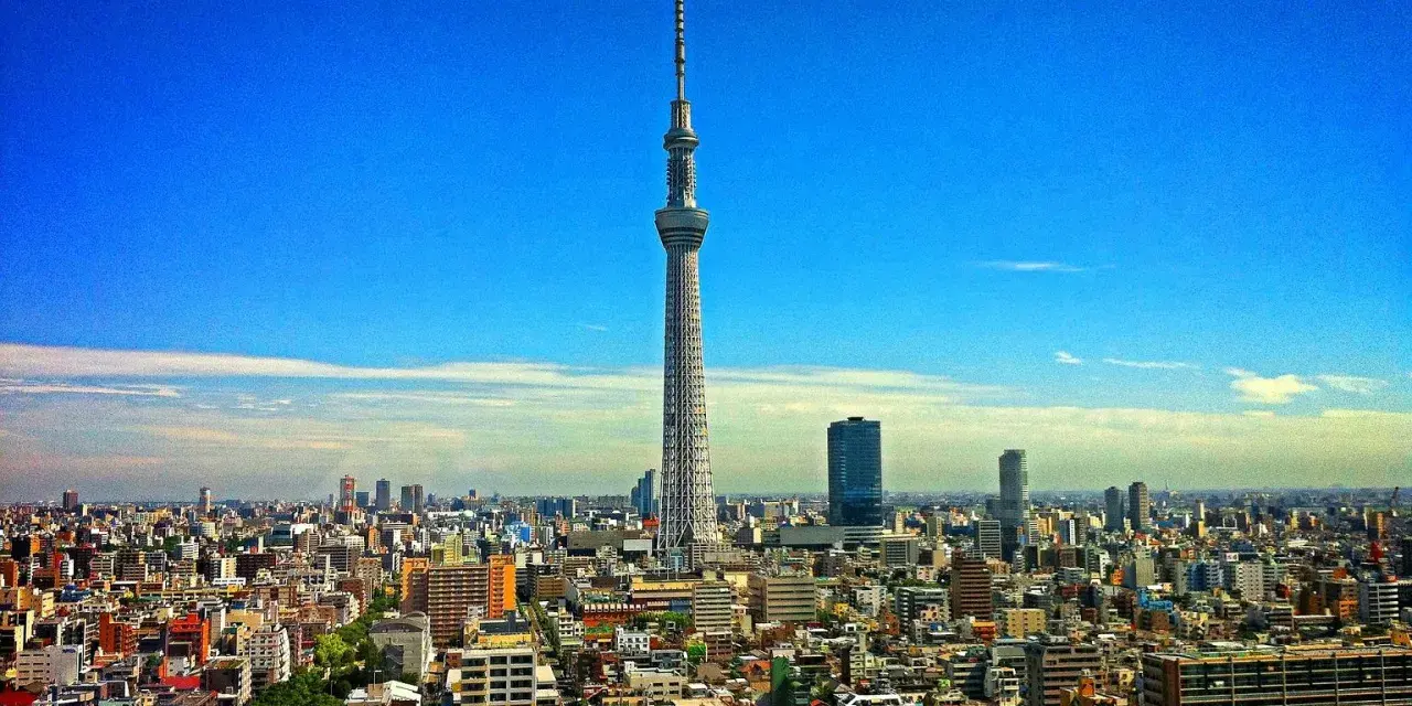 Wieżowiec Tokyo Skytree góruje nad rozległym miastem, które mogłoby uchodzić za najwieksze miasto na swiecie.