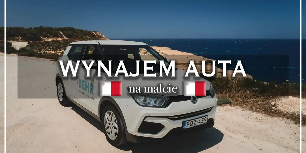 Biały samochód z napisem "Wynajem auta na Malcie" stoi na tle morza. Idealny do zwiedzania wyspy.