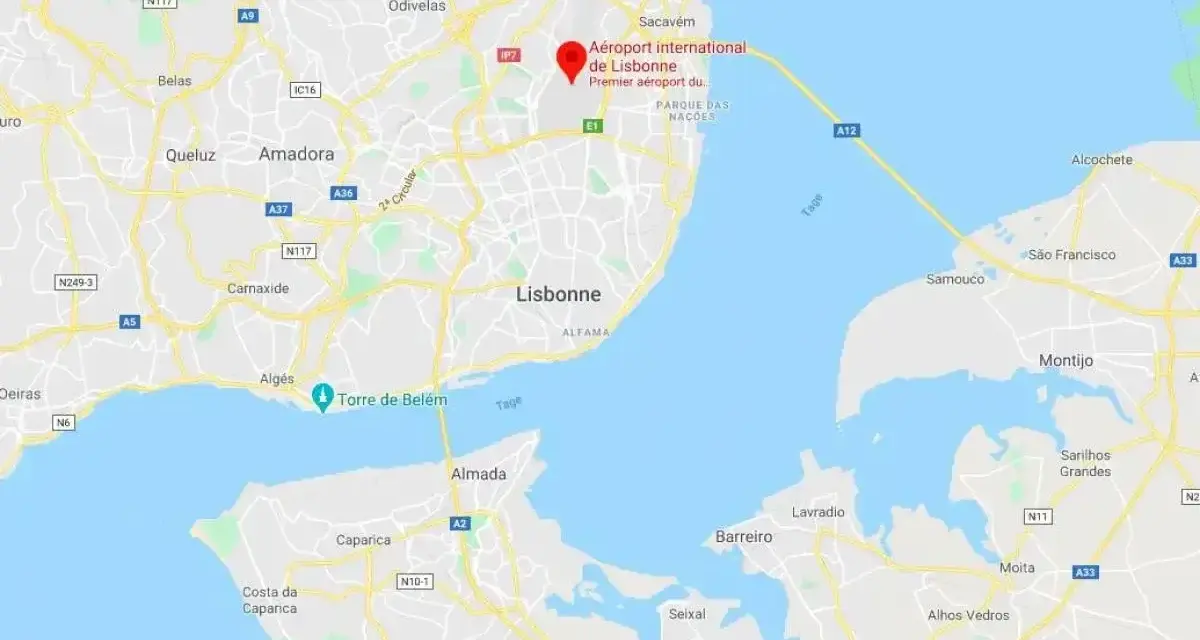 Mapa pokazuje lotniska w Portugalii, ze szczególnym uwzględnieniem międzynarodowego lotniska w Lizbonie.