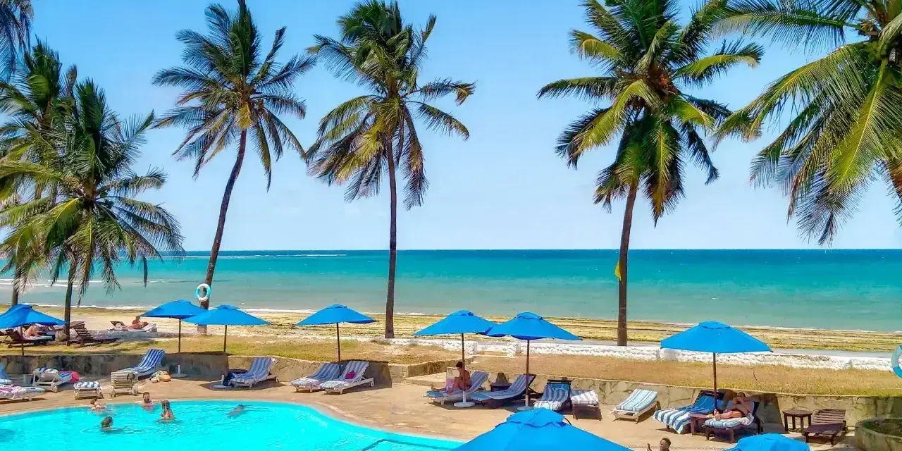 Rajskie wakacje na Kenii: basen, palmy i ocean. Idealne miejsce na wycieczki i relaks.