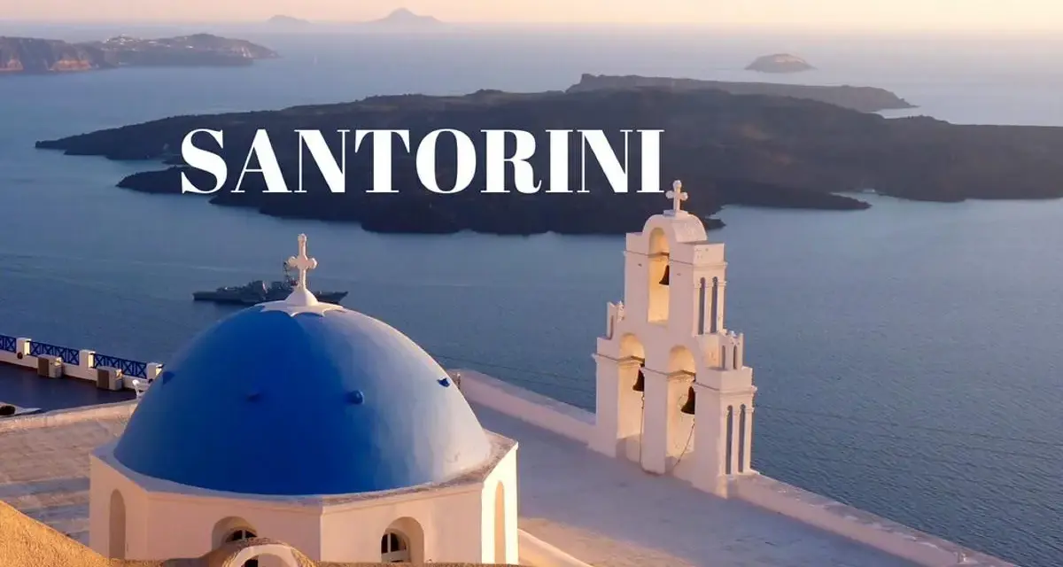Santorini wakacje: błękitna kopuła kościoła i biała dzwonnica na tle morza i wysp. Idealne miejsce na niezapomniany urlop.