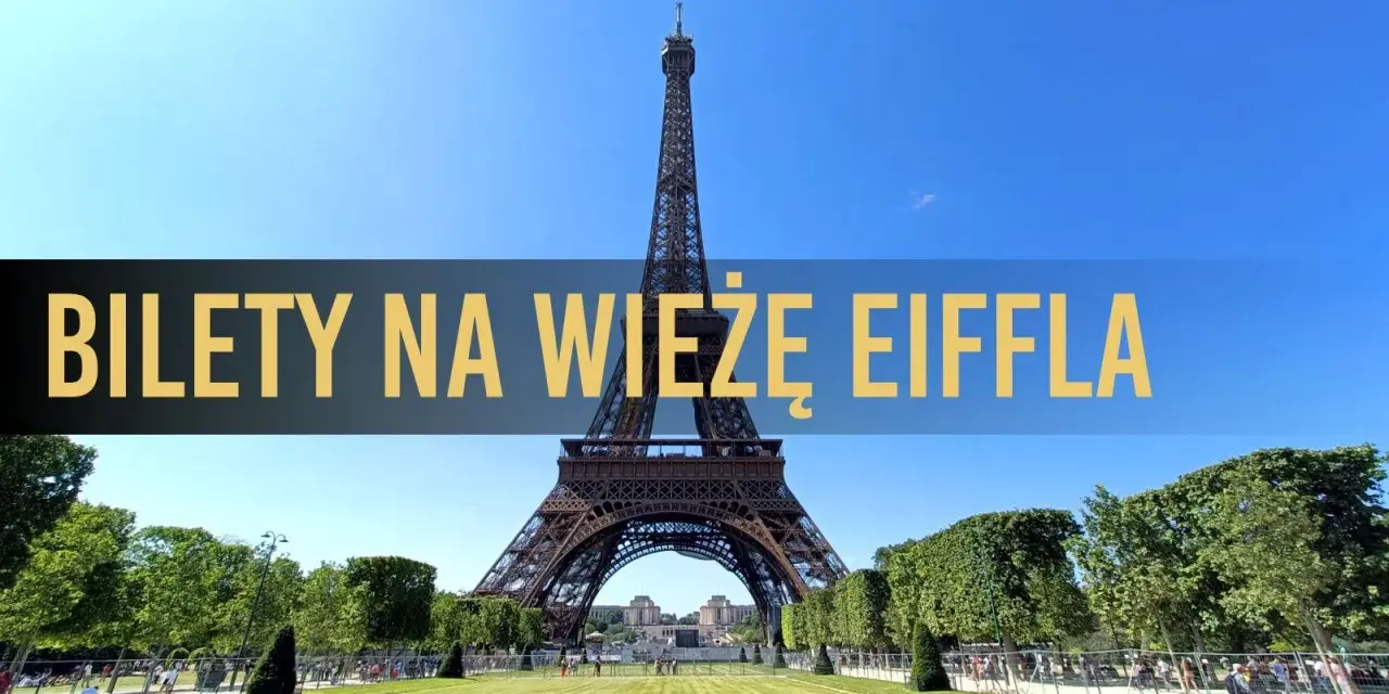 Wieża Eiffla w Paryżu, z napisem "Bilety na Wieżę Eiffla" na tle błękitnego nieba.