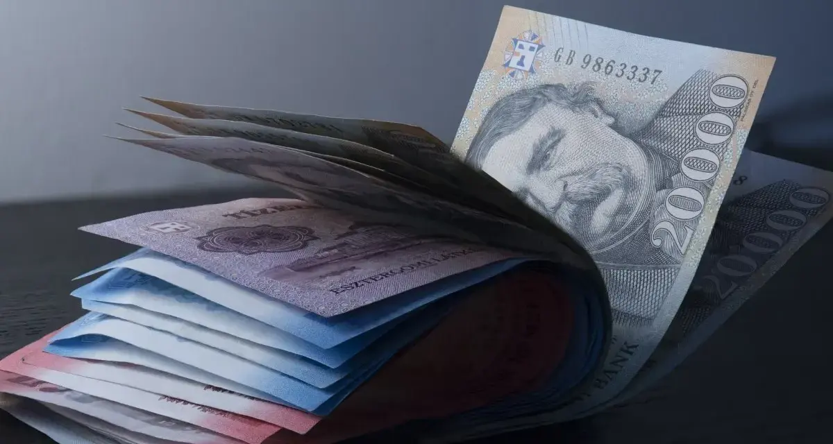 Stos banknotów, w tym 20 000 forintów, pokazuje, jaka waluta na Węgrzech jest w obiegu.