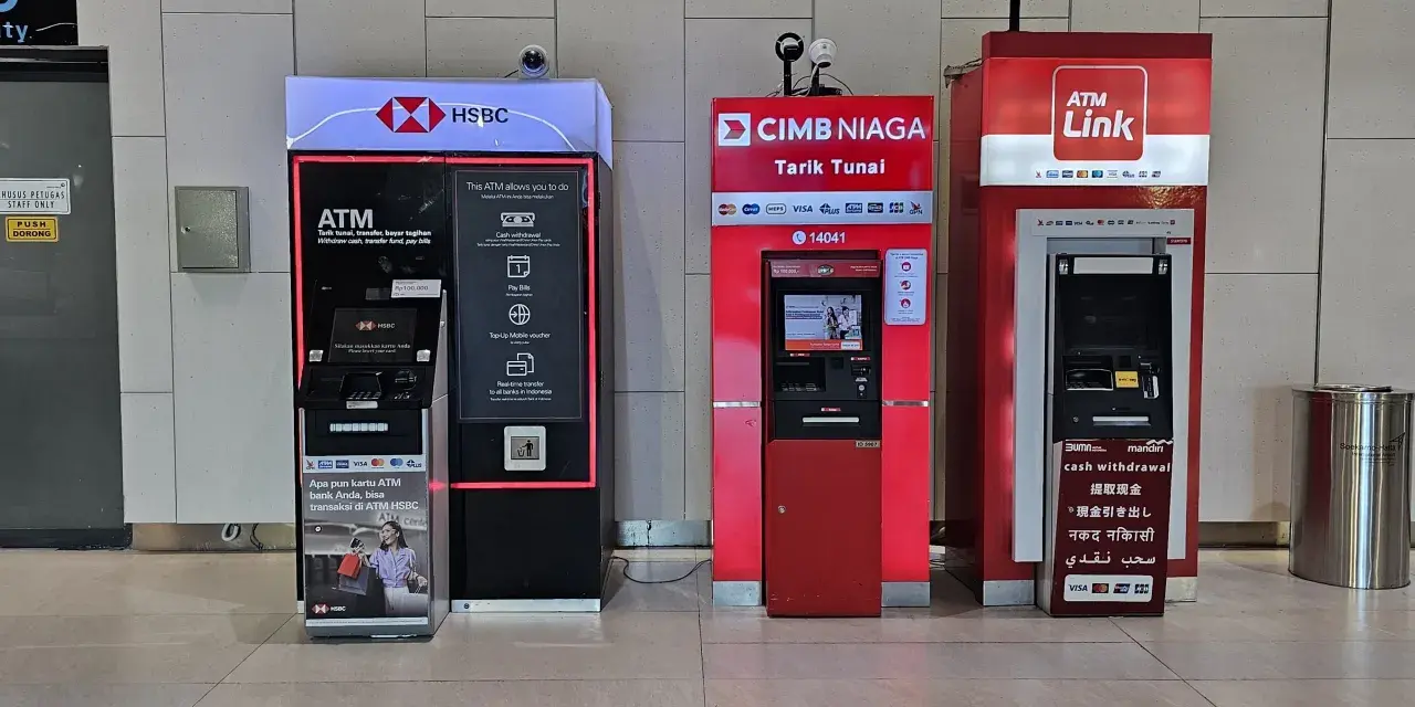 Cztery bankomaty: HSBC, CIMB NIAGA, ATM Link i jeden z napisem "mandiri" oferują wypłatę gotówki, czyli transakcje w indonezyjskiej walucie.