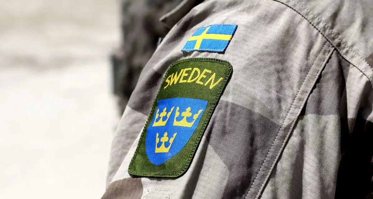 Naszywka z flagą Szwecji i herbem na mundurze wojskowym.