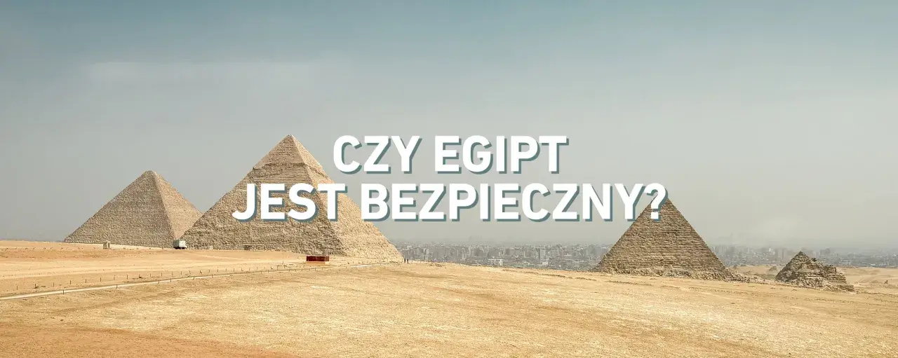 Piramidy w Gizie na tle miasta. Napis: "Czy w Egipcie jest teraz bezpiecznie?".