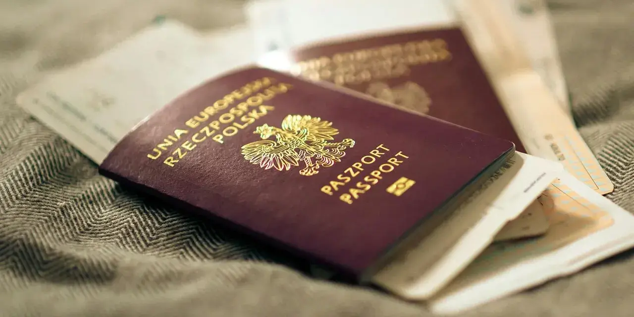 Polskie paszporty i dokumenty, które są potrzebne do odbioru paszportu.