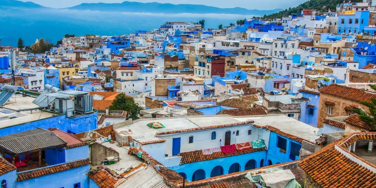 Niebieskie miasto Maroko, Chefchaouen, wznosi się na wzgórzu, tworząc malowniczy krajobraz.