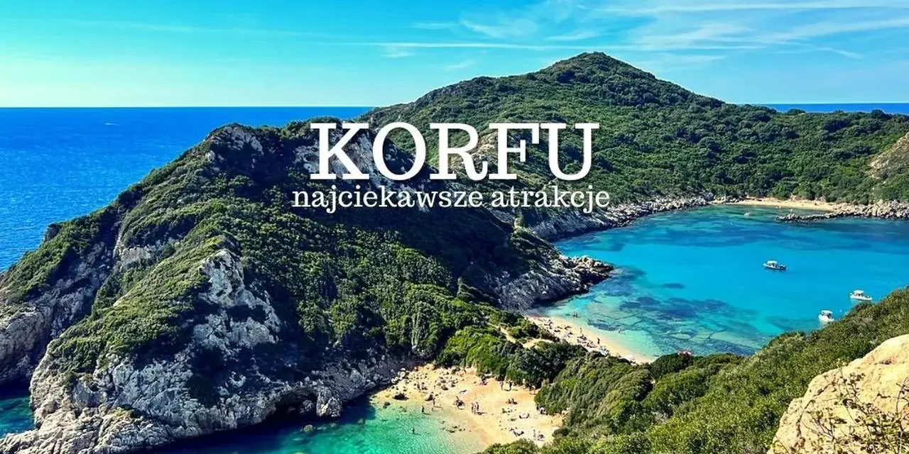Widok na zatokę z krystalicznie czystą wodą i plażą. Idealne miejsce, by odkryć, co zobaczyć na Korfu.