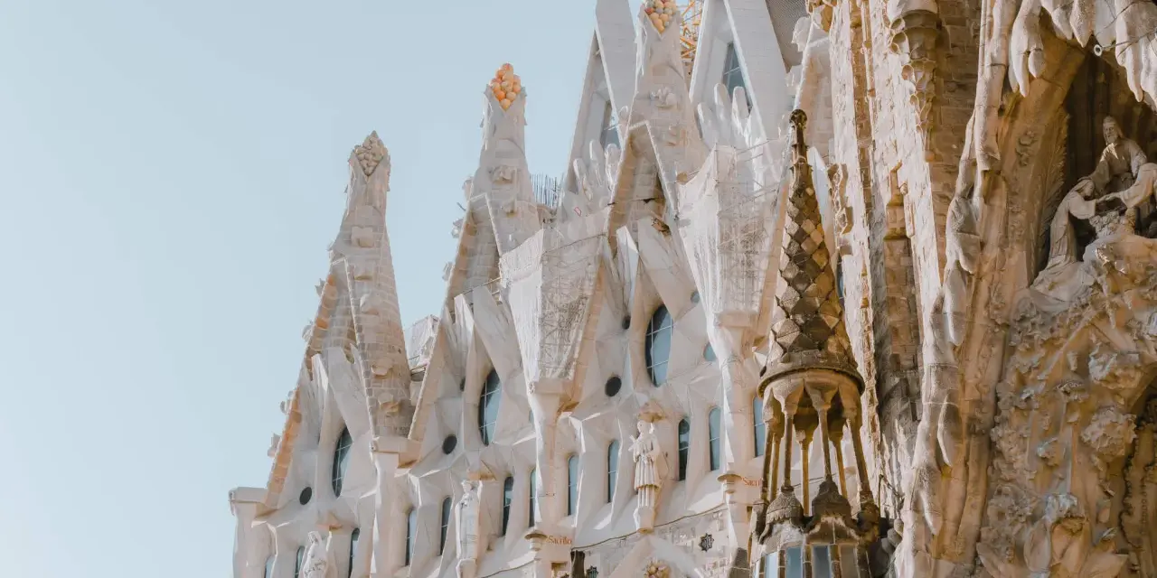 Niesamowity weekend w Barcelonie! Widok na fasadę Sagrada Familia, z jej unikalnymi detalami i wieżami wznoszącymi się ku niebu.