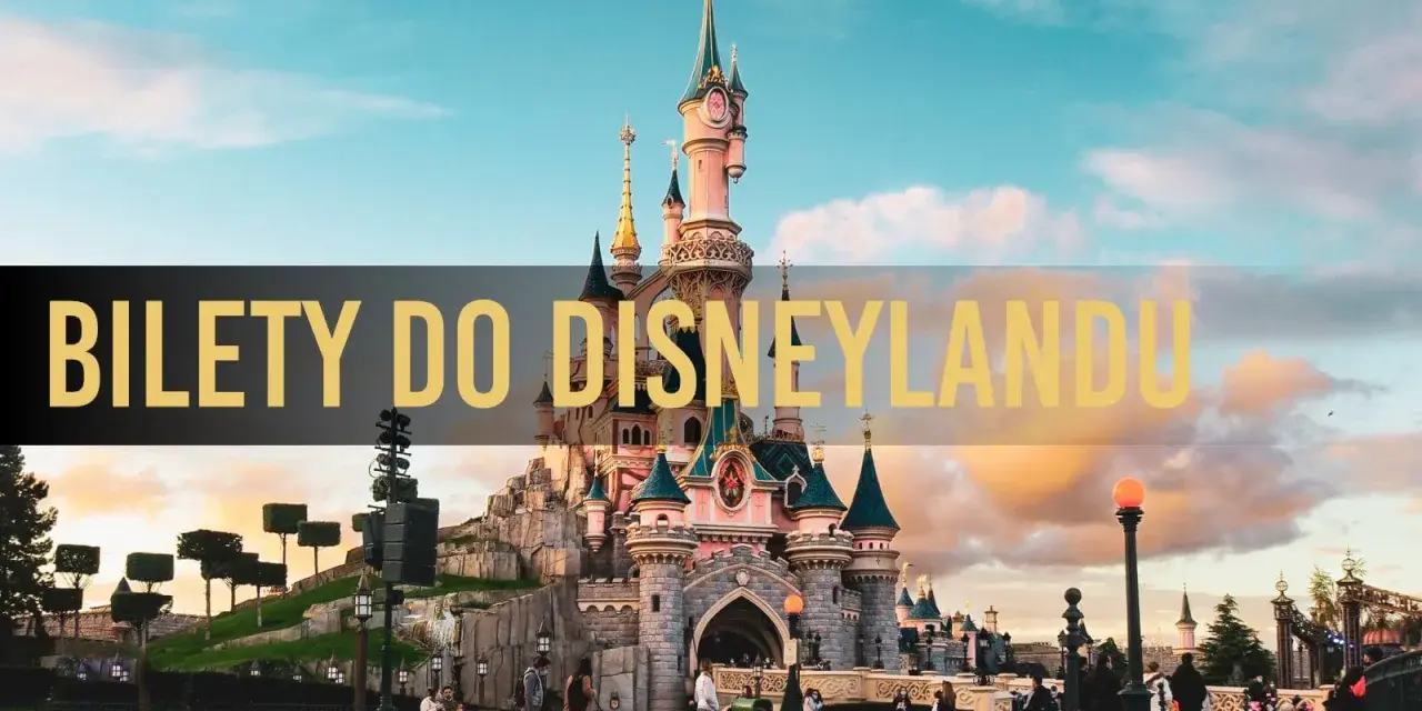 Zamek w Disneylandzie, ludzie spacerują, a nad nimi napis "Bilety do Disneylandu". Dowiedz się, ile kosztuje bilet do Disneylandu.