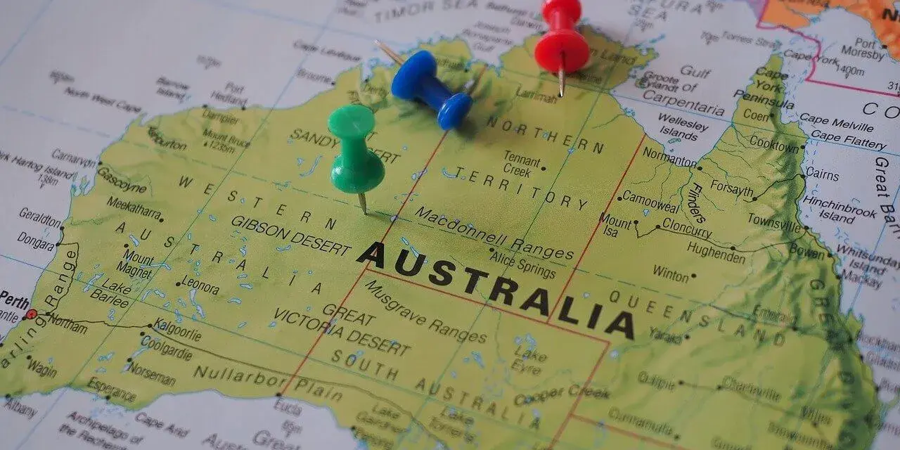 Trzy pinezki na mapie Australii. Czy do Australii potrzebna jest wiza? Sprawdź na mapie!