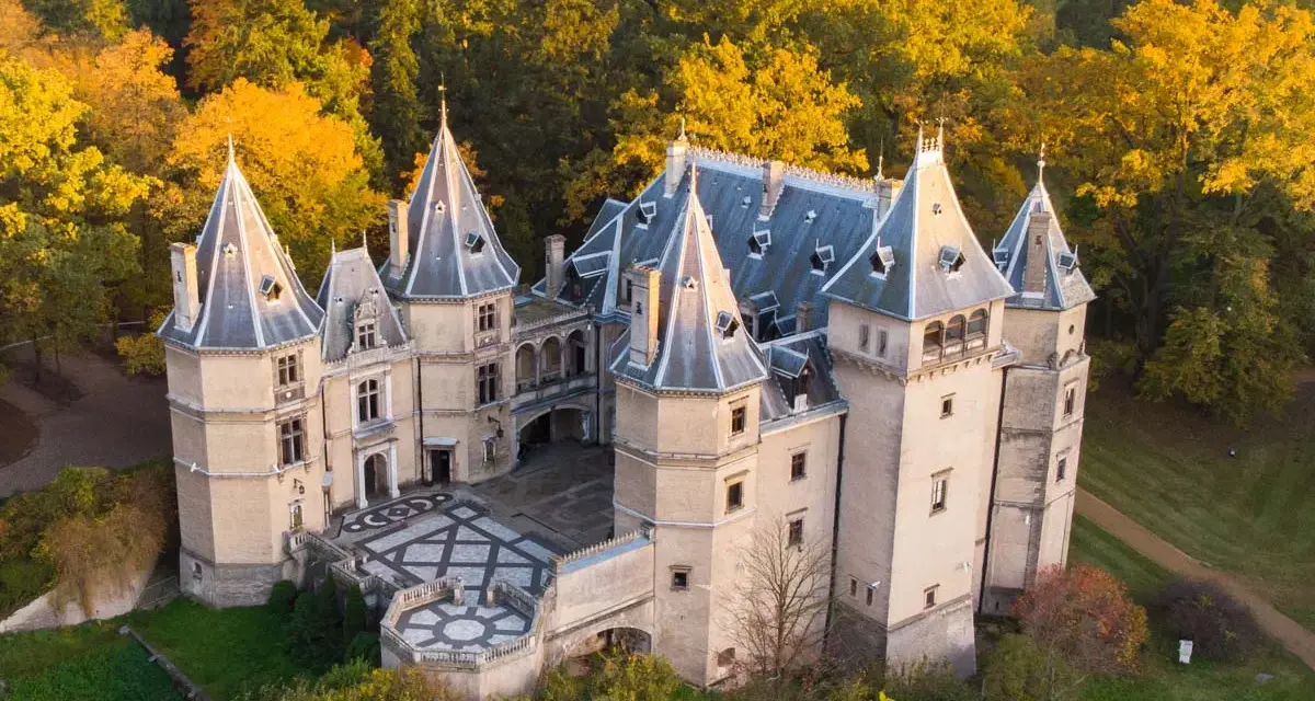 Piękny zamek w otoczeniu jesiennych drzew. Jedno z wielu wspaniałych zamków w Polsce, które zachwycają architekturą i historią.