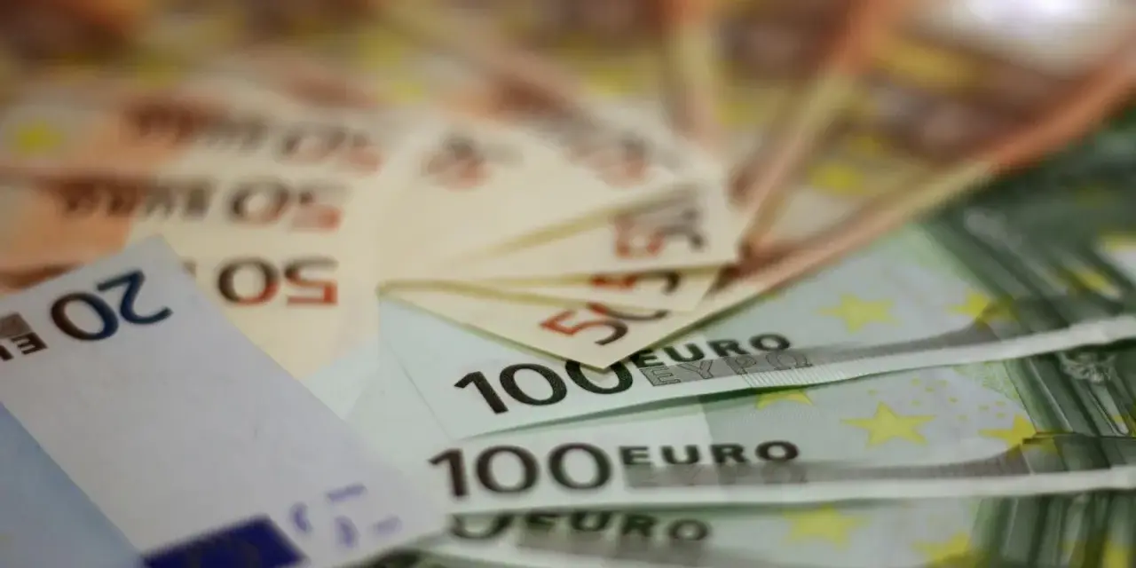 Euro banknoty, 20, 50 i 100 euro, gotowe na wakacje na Teneryfie. Teneryfa waluta to euro.