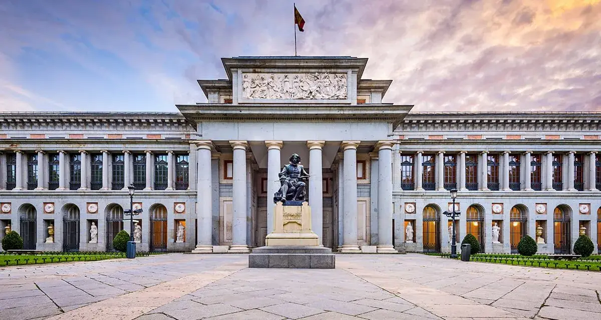 Przed imponującym muzeum w Madrycie, na placu z kamienną nawierzchnią, stoi pomnik artysty.
