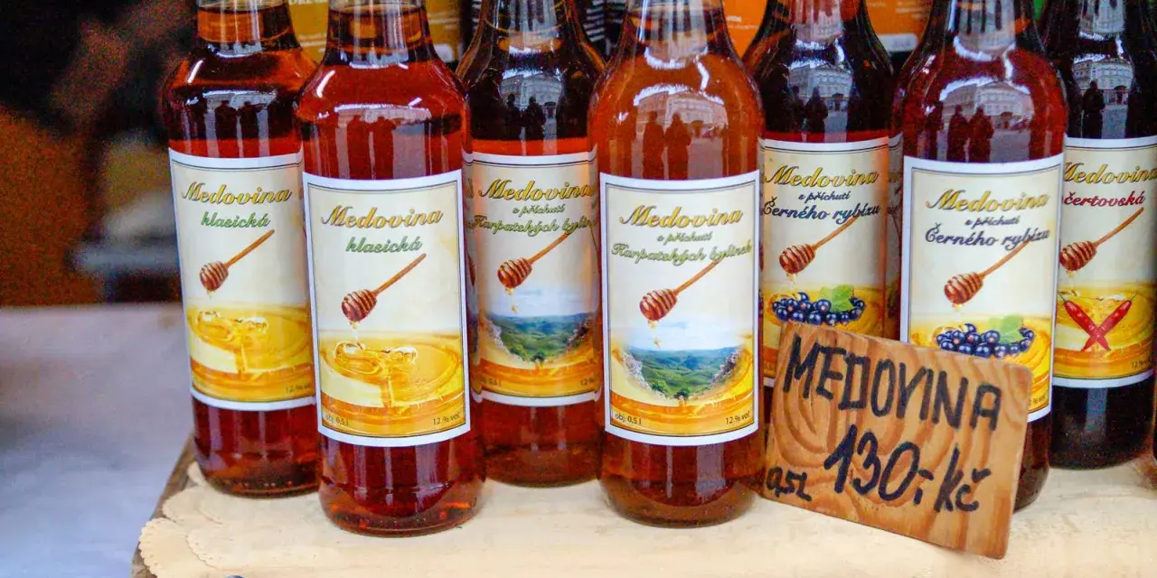 Butelki miodu pitnego (medoviny) - klasyczna, z czarnej porzeczki, z karpackich ziół. Warto kupić w Czechach!