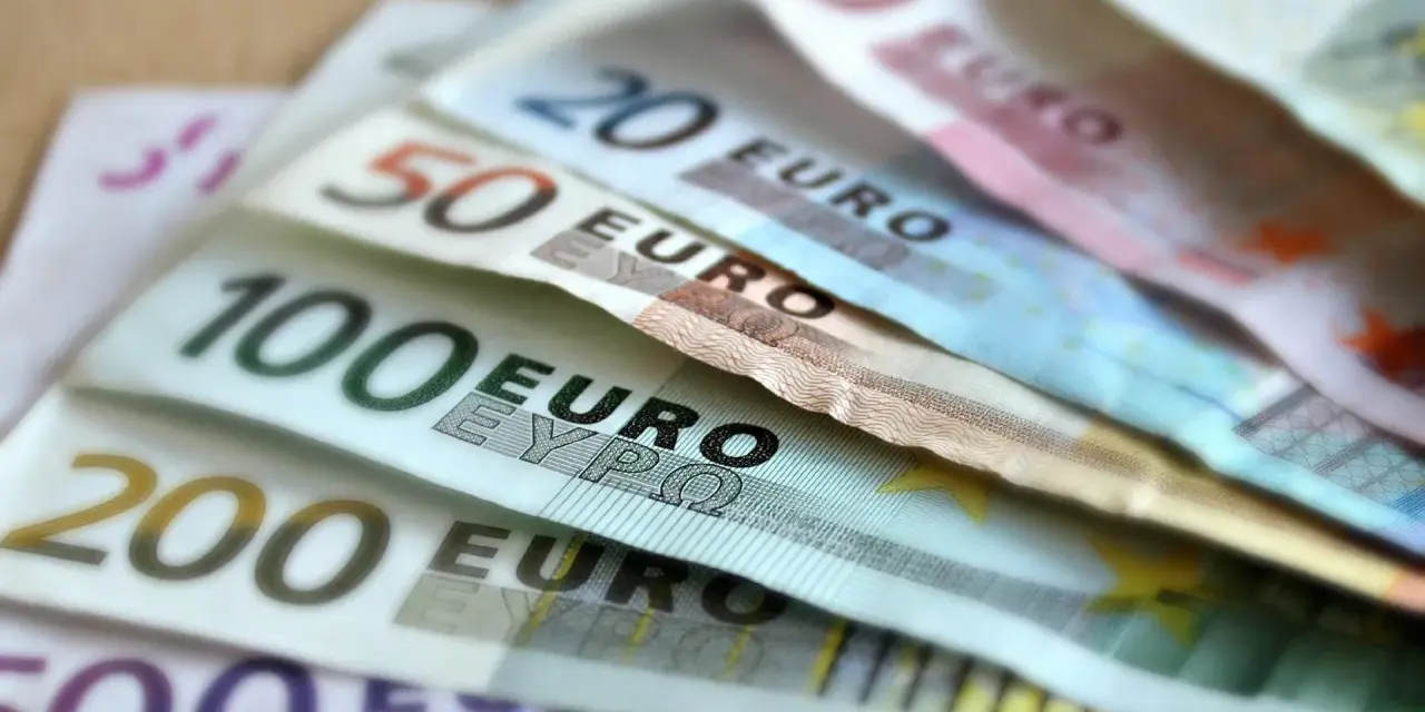 Banknoty euro: 50, 100, 200, 500. Idealne na wakacje w Chorwacji.