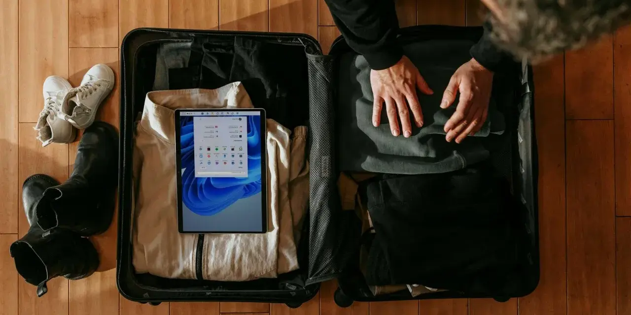 Pakowanie lot bagaż podręczny: tablet z systemem Windows, ubrania, buty.