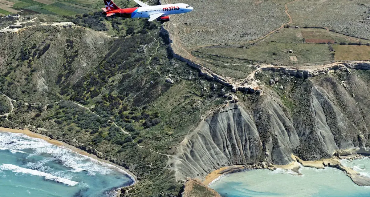 Samolot Malta Air przelatuje nisko nad klifami. Lotnisko Malta, niebezpieczne podejście do lądowania nad morzem.