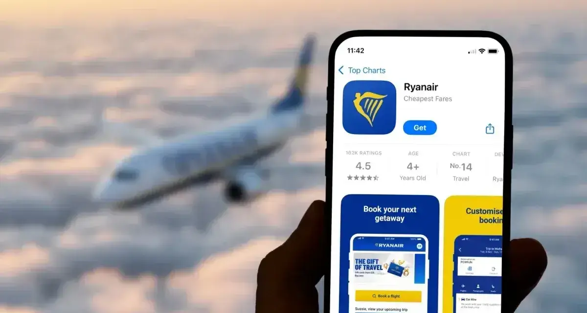Ręka trzyma smartfon z aplikacją Ryanair, gotową do odprawy online. W tle leci samolot.