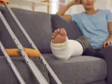 Noga w gipsie i kule obok. Niestety, to oznacza **itaka rezygnacja z wycieczki**.