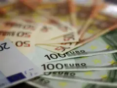 Euro banknoty, 20, 50 i 100 euro, gotowe na wakacje na Teneryfie. Teneryfa waluta to euro.