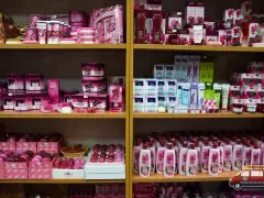 Półki uginają się od różanych kosmetyków, idealnych na to, co kupić w Bułgarii. Kremy, balsamy, mydła i perfumy w różowych opakowaniach.
