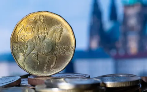 Czeska moneta 20 koron z wizerunkiem św. Wacława. Zastanawiasz się, jakie są czeskie ceny jedzenia?