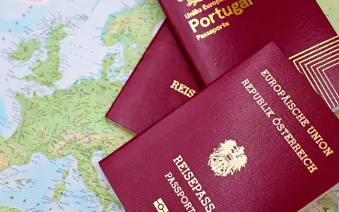 Paszporty Portugalii i Austrii leżą na mapie Europy. Planujesz podróż i zastanawiasz się, czy Bułgaria jest w Schengen?