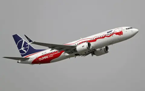 Boeing 737 MAX 8 linii LOT, z napisem "Dumni z Niepodległości Polski", wznosi się w powietrze.