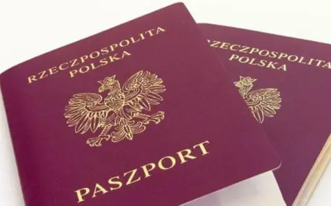 Dwa polskie paszporty z godłem orła i napisem "PASZPORT".