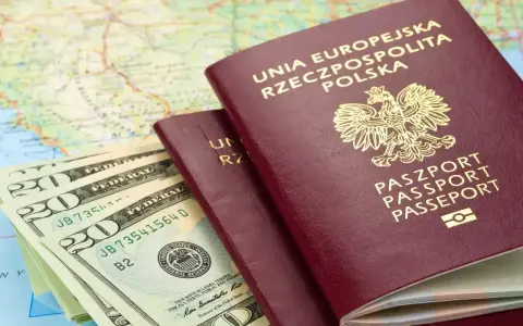 Dwa polskie paszporty i banknoty dolarowe na mapie. Planujesz podróż? Sprawdź, czy do Serbii potrzebny jest paszport.