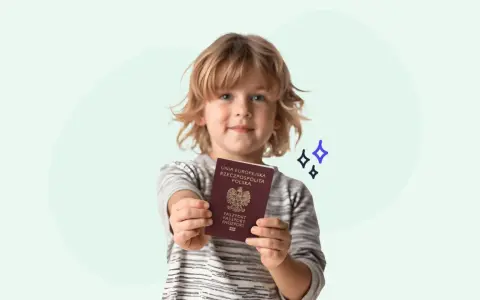 Uśmiechnięty chłopiec trzyma polski paszport. Teraz łatwo wyrobisz paszport dla dziecka online.