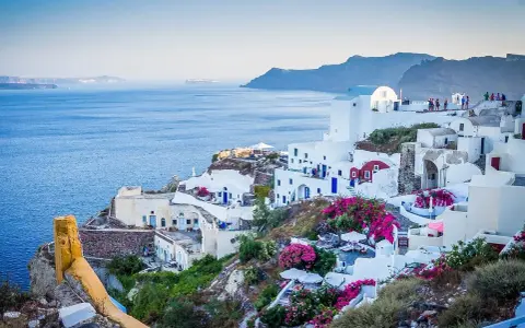 Santorini, Grecja. Białe domy na klifie, morze. Czy do Grecji potrzebny jest paszport? Tak, jeśli nie jesteś obywatelem UE.