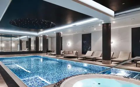 Basen i jacuzzi w Radisson Collection Hotel Warsaw. Relaks w nowoczesnym spa z leżakami i gwiazdami na suficie.