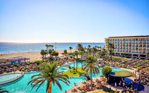 Idealne wczasy samolotem w Hiszpanii: hotel z basenem, plaża i palmy. Słońce, morze i relaks.