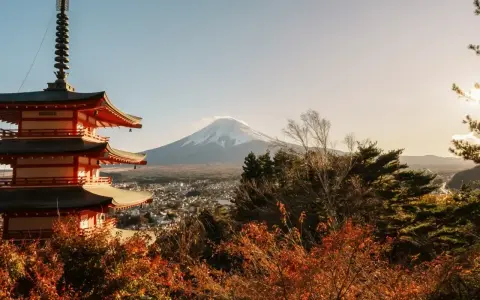 Piękna pagoda i góra Fudżi. Zastanawiasz się, czy do Japonii potrzebna jest wiza? Sprawdź przed podróżą!