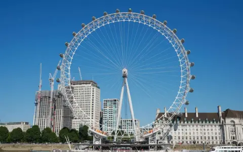 Widok na London Eye z kapsułami i budynkami w tle. Sprawdź aktualną london eye cena, by zaplanować wizytę.