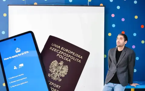 Mężczyzna zastanawia się, ile kosztuje ETA do UK. Obok polski paszport i telefon z instrukcją aplikacji.