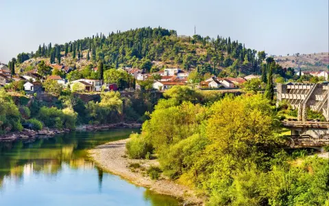 Malowniczy widok na miasteczko w Czarnogórze nad rzeką. Marzysz o bezpośrednie loty do Czarnogóry?