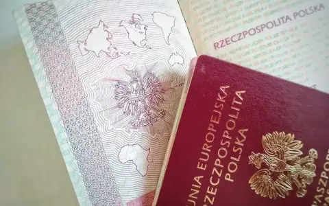 Polski paszport z godłem orła i mapą świata. Czy do Szwecji potrzebny jest paszport? Tak, jeśli podróżujesz spoza strefy Schengen.