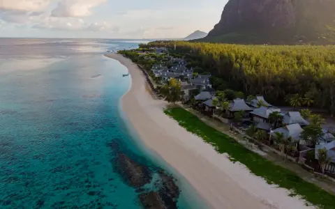 Rajska plaża z turkusową wodą, luksusowe wille i góra Le Morne. Marzysz o podróży? Sprawdź, ile się leci na Mauritius!