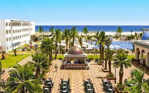 Luksusowy hotel Marco Polo w Tunezji, z basenem, palmami i widokiem na morze. Idealne miejsce na wakacje.