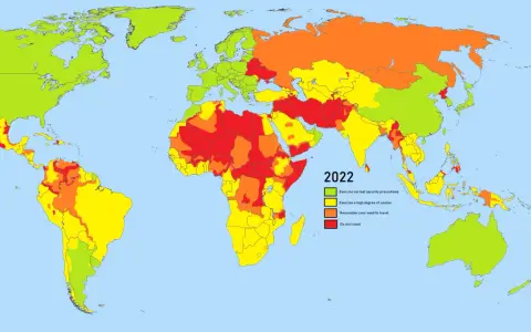 Mapa świata z 2022 roku pokazująca poziom bezpieczeństwa w różnych krajach za pomocą kolorów.