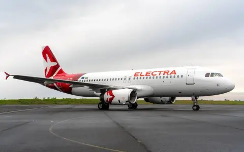 Samolot Electra Airways na płycie lotniska. Czekam na mój bagaż po podróży.