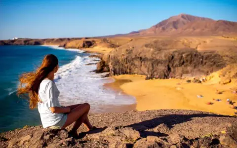 Ile trwa lot na Lanzarote z Katowic? Sprawdź różnice w czasie podróży