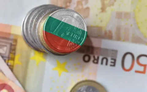 Monety z flagą Bułgarii leżą na banknotach euro. Waluta Bułgarii, lew, obok euro.