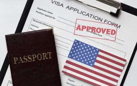 Paszport i formularz wizowy do USA z pieczątką "APPROVED". Marzenie o podróży do Ameryki staje się rzeczywistością!